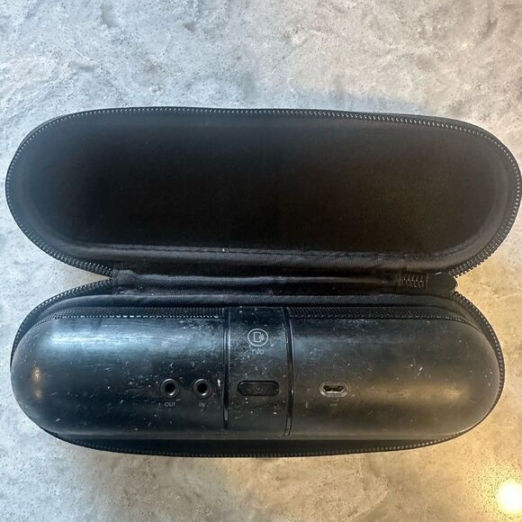 Beats by Dre Pill Black with case - Picture 2 of 3